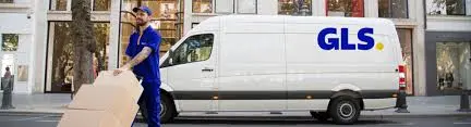 fattorino gls lavorando con furgone sullo sfondo