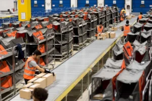 magazzino amazon con dipendenti e centro smistamento pacchi amazon
