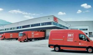 centro di smistamento bartolini brt con furgoni e tir