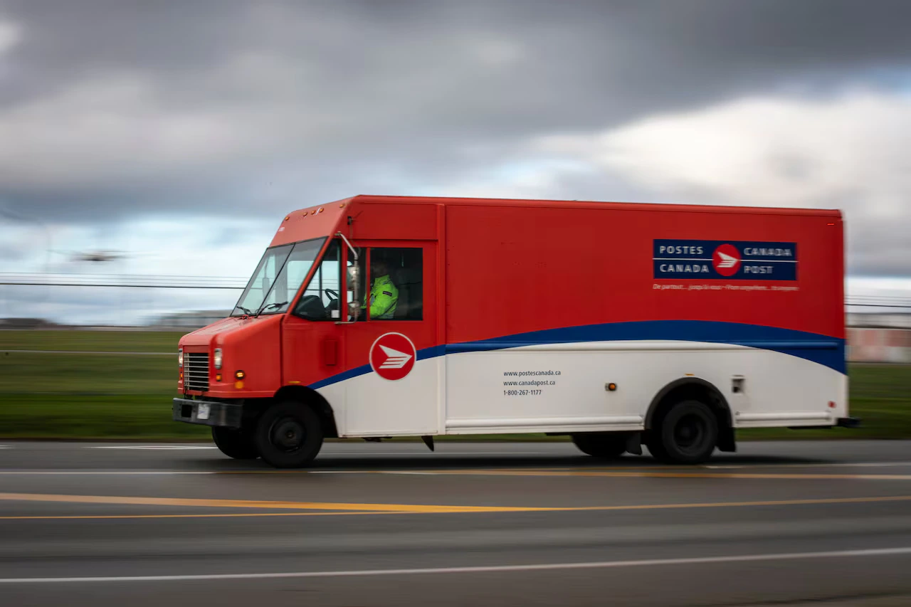 canada post delivery truck