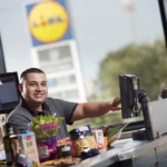 cassiere con logo lidl sullo sfondo