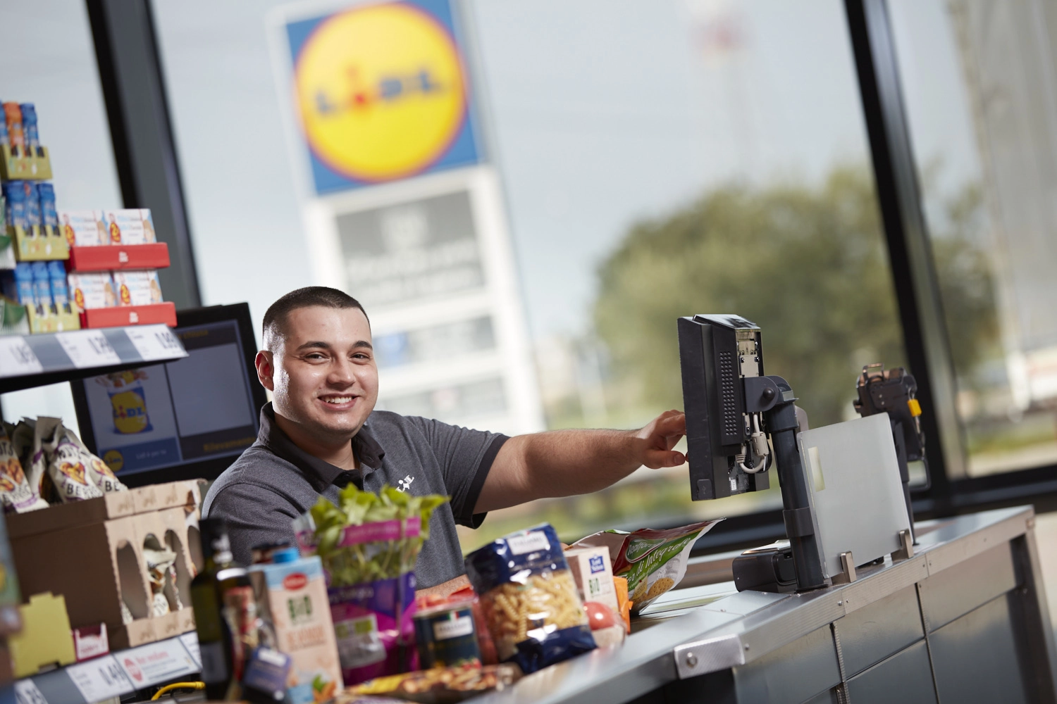 cassiere con logo lidl sullo sfondo