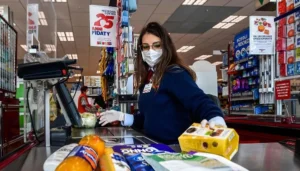 dipendente esselunga alla cassa