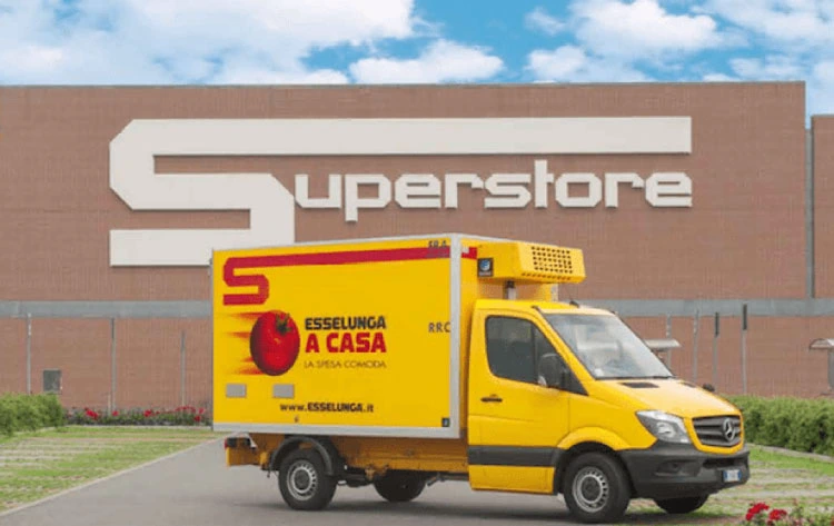 furgone esselunga davanti a supermercato