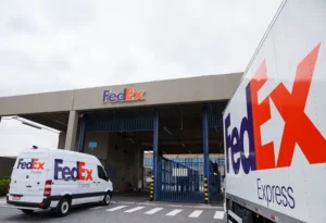 magazzini fedex con furgoni
