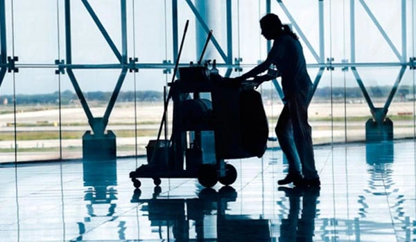 Limpiadora en aeropuerto