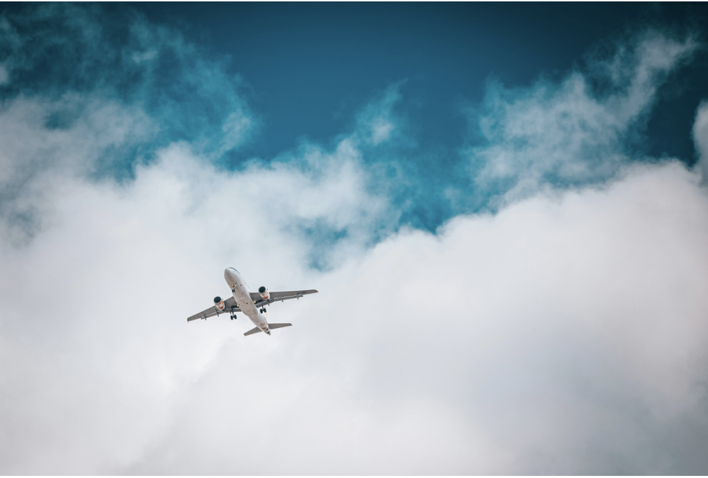 Vue détaillée de l'aile d'un avion Airbus au lever du soleil.