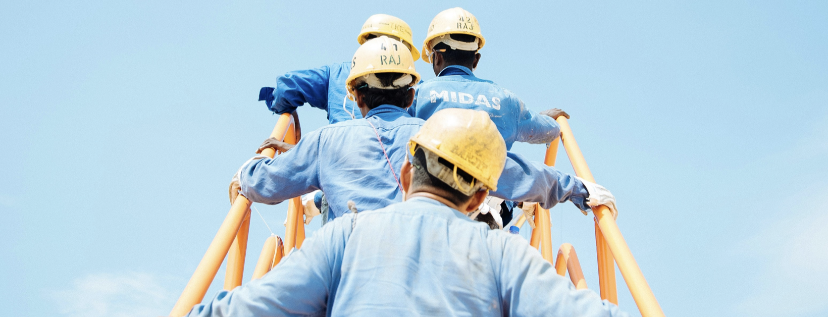 Ouvriers sur un escalier