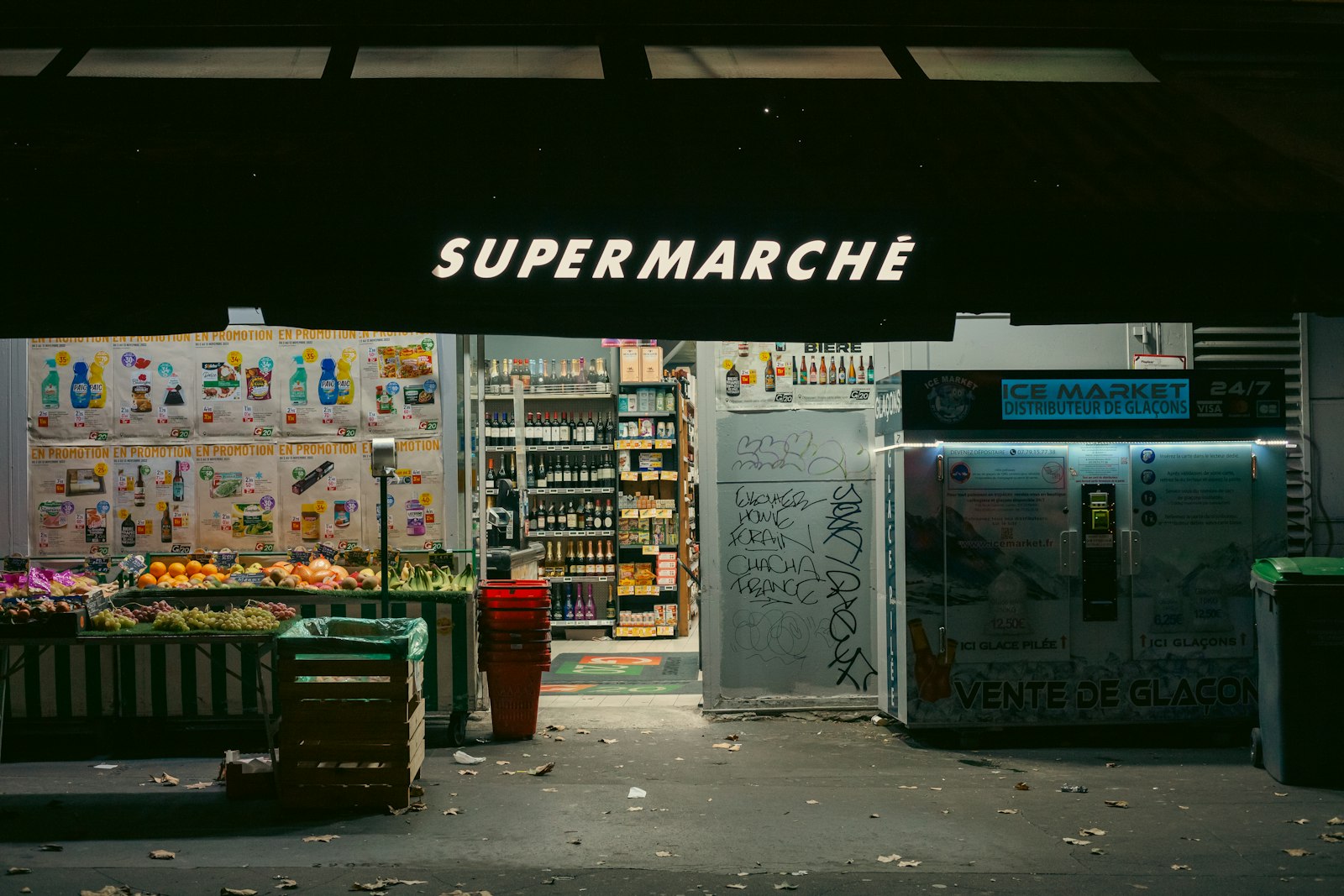 Employée de Carrefour en caisse dans un hypermarché en France