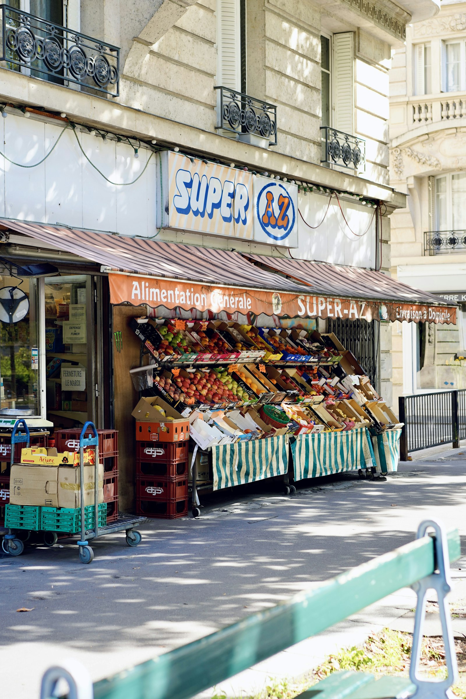 Équipe Carrefour en rayon dans un supermarché