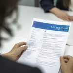 Personne rédigeant son CV pour postuler à un emploi en France