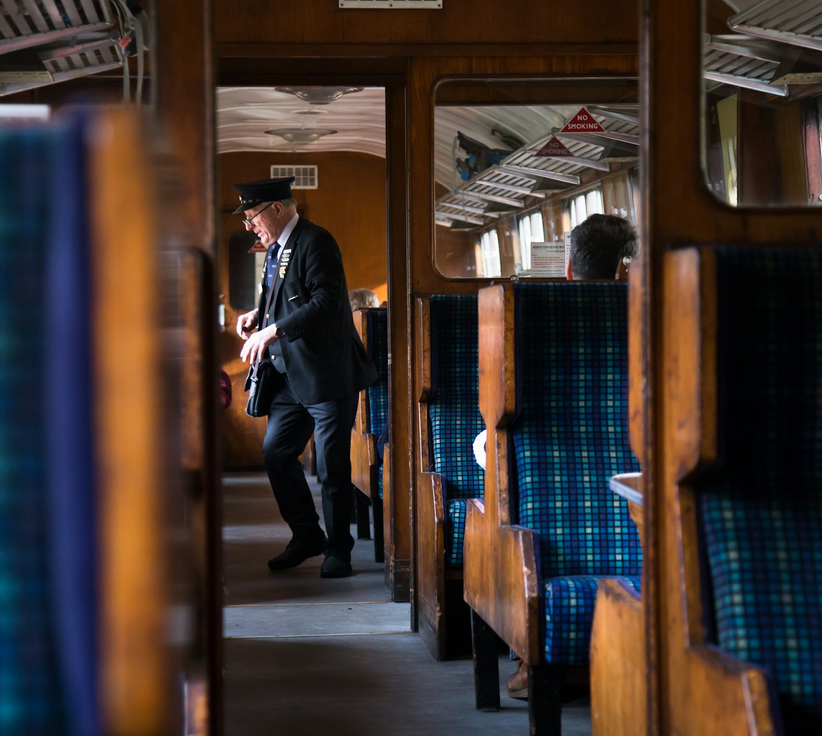 Zugbegleiter der Deutschen Bahn auf einem Bahnsteig