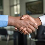 Personne recherchant des offres d'emploi en France sur ordinateur