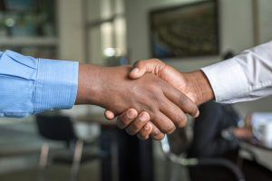Personne recherchant des offres d'emploi en France sur ordinateur