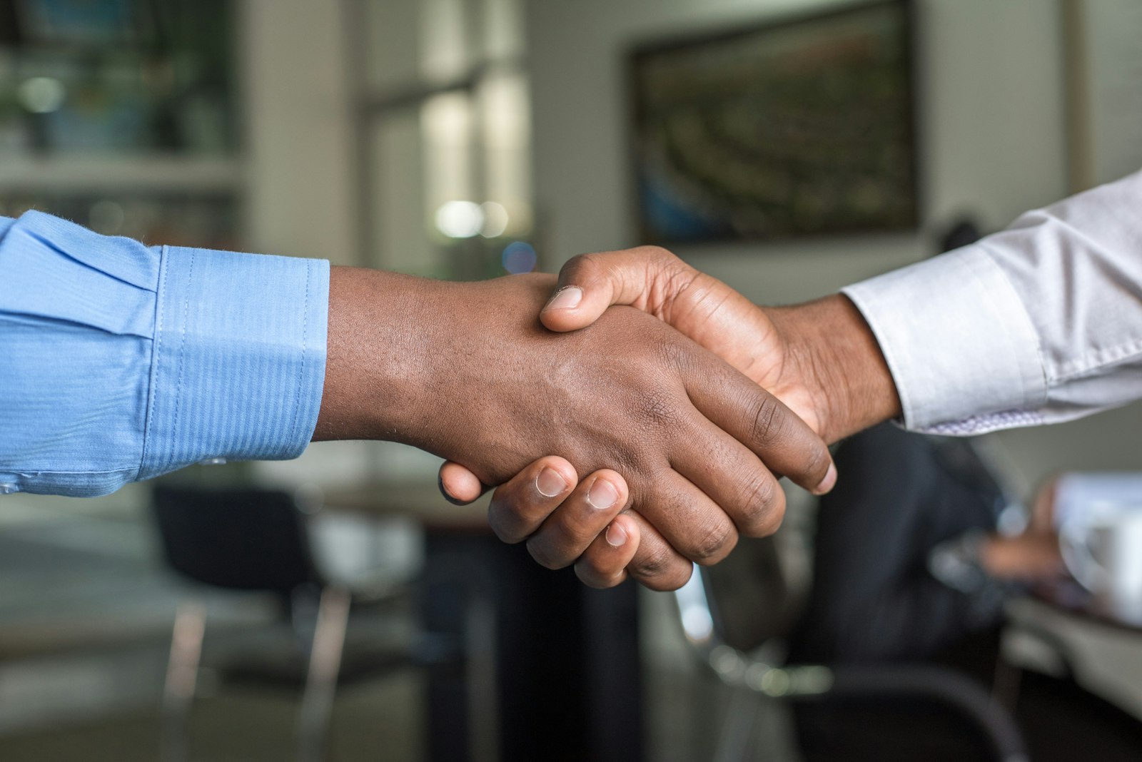 Personne recherchant des offres d'emploi en France sur ordinateur