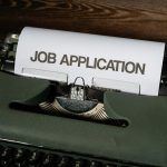 Candidat préparant sa lettre de motivation sur un ordinateur
