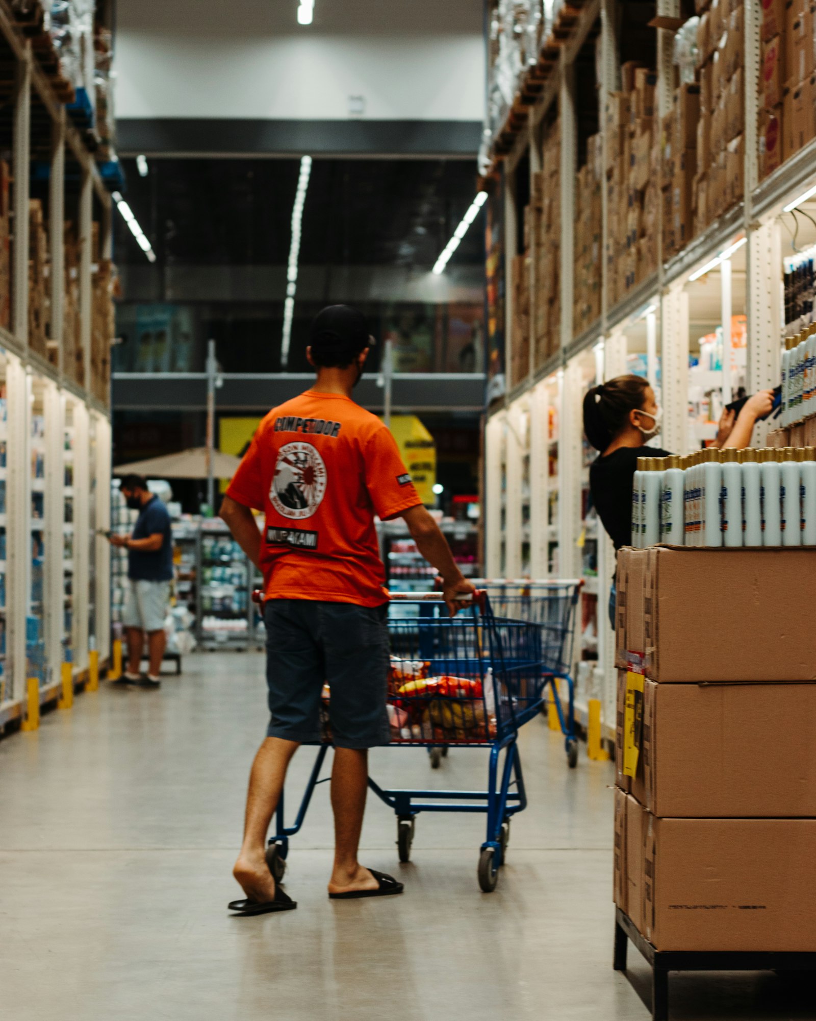 Mitarbeiterin an der Kasse in einem Supermarkt in Deutschland
