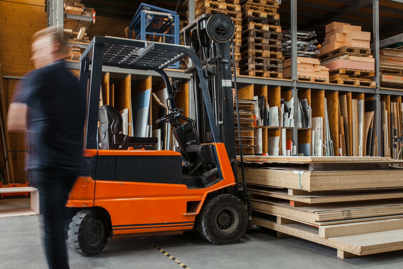 Lagermitarbeiter bedient einen Gabelstapler im Logistikzentrum