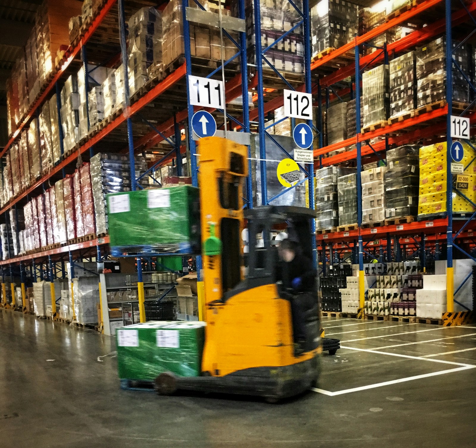 Cariste au travail dans un entrepôt logistique en France