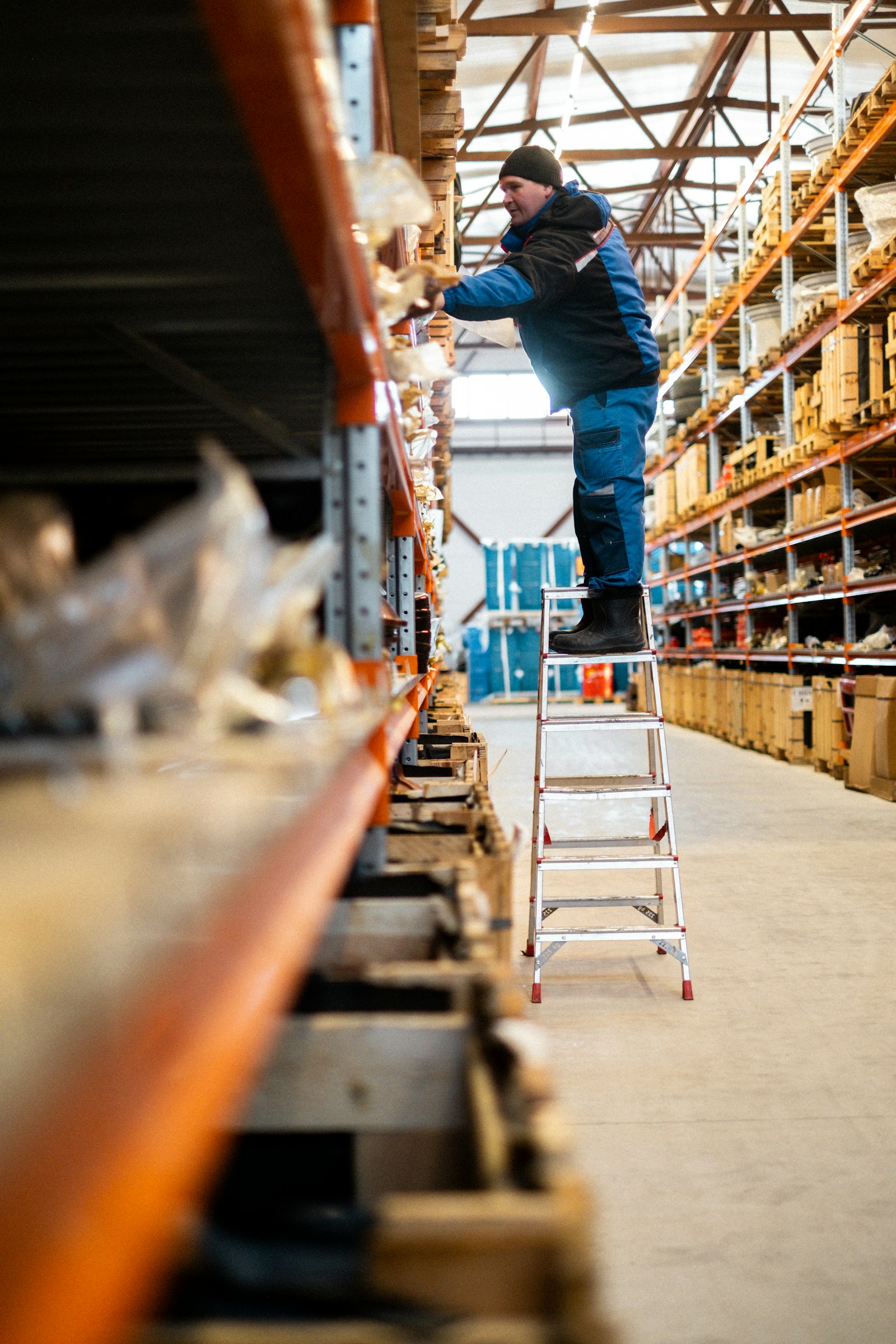 Équipe logistique dans un entrepôt moderne