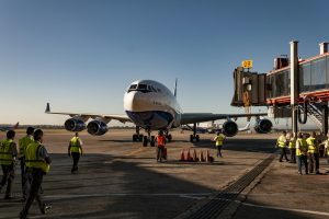 Flugbegleiter-Team der Lufthansa vor einem Flugzeug