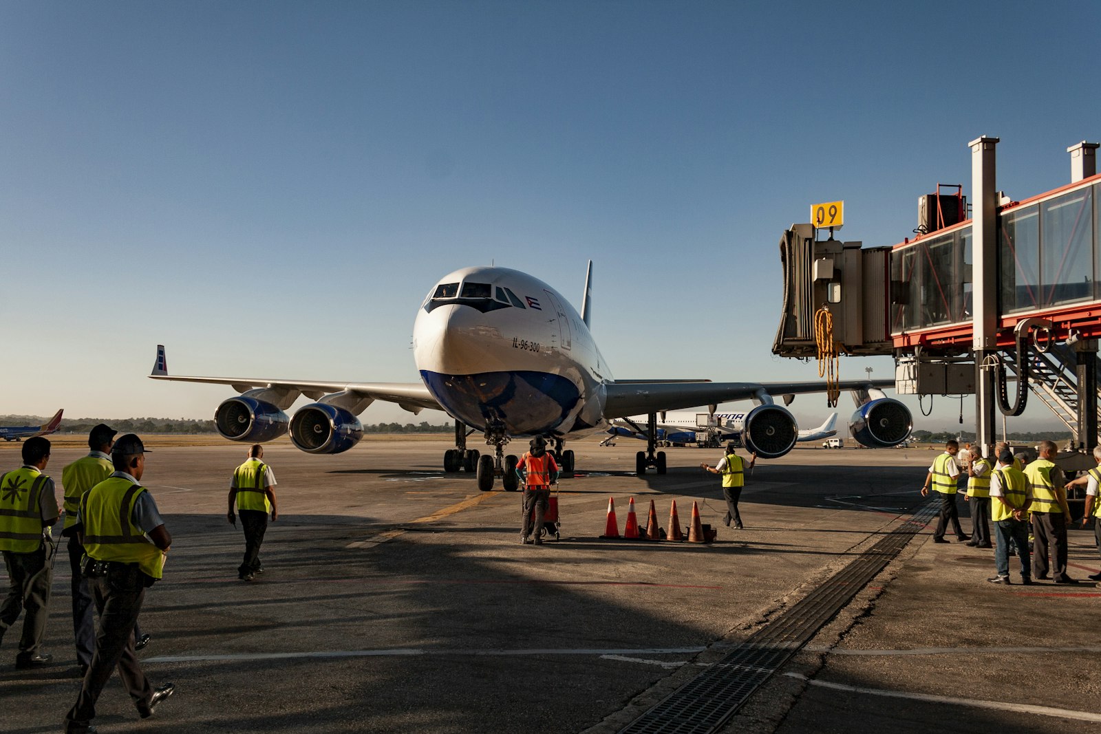 Flugbegleiter-Team der Lufthansa vor einem Flugzeug
