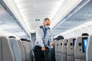 Lufthansa Mitarbeiterin am Flughafen im Kundenkontakt