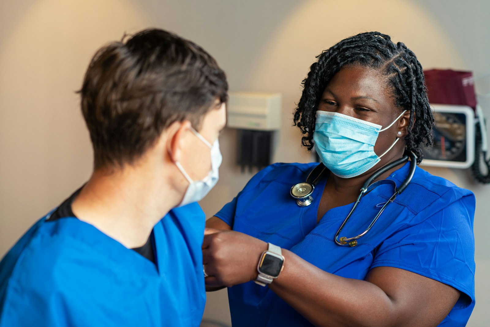 Pflegefachkraft betreut eine Patientin in Deutschland