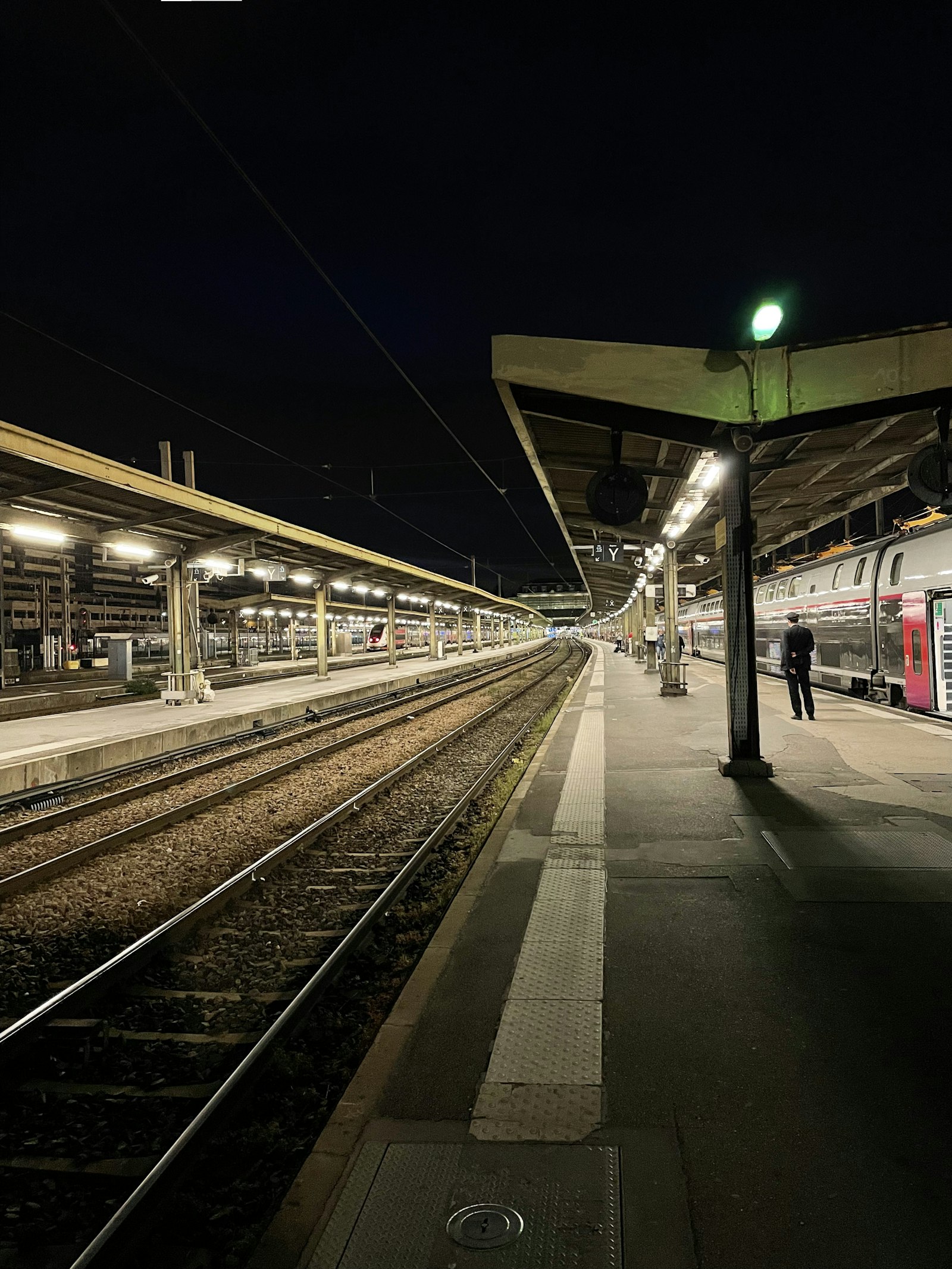 Gare SNCF avec un train en France