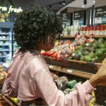 Employé de supermarché en rayon