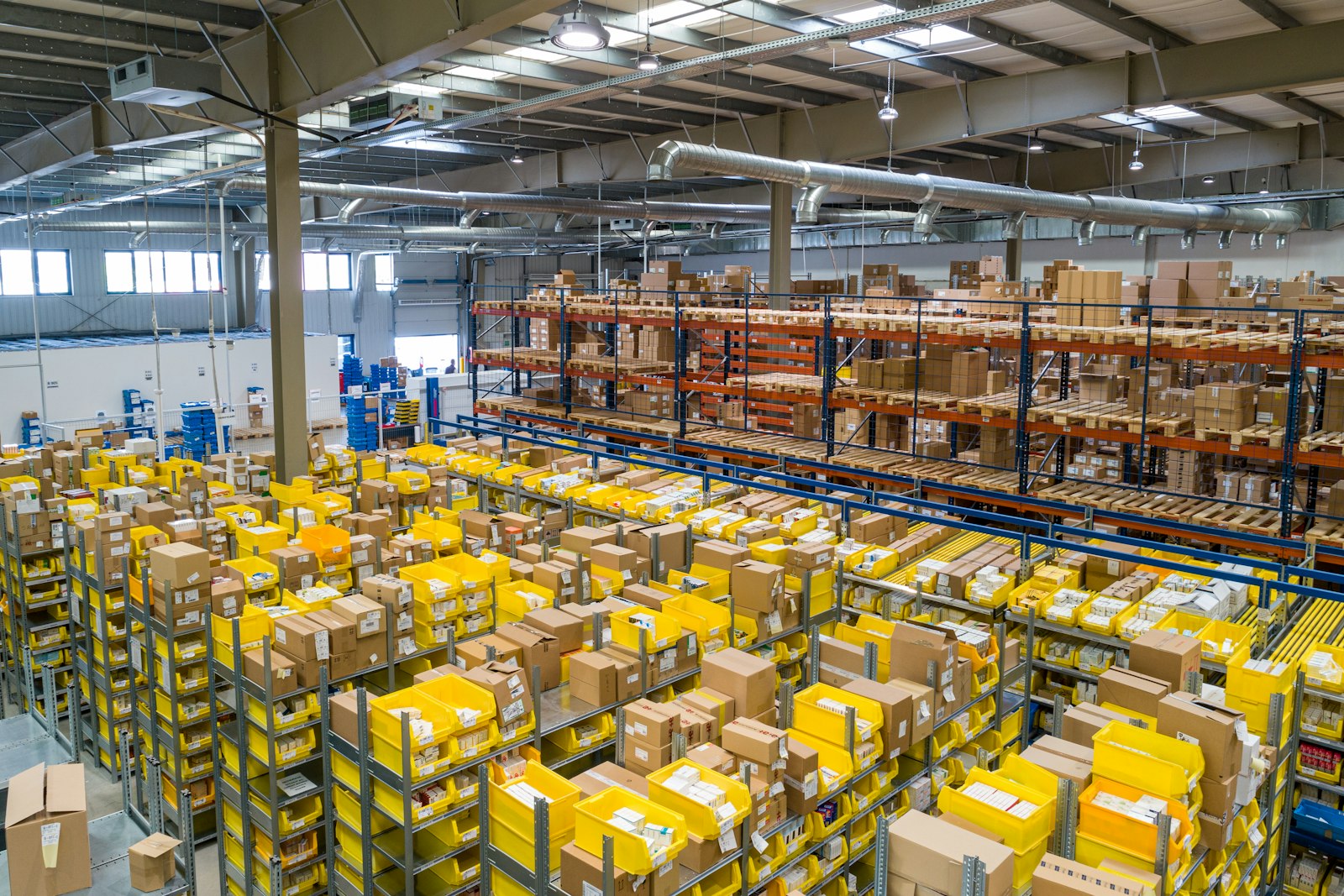 Mitarbeiter im Zalando Logistikzentrum bei der Kommissionierung