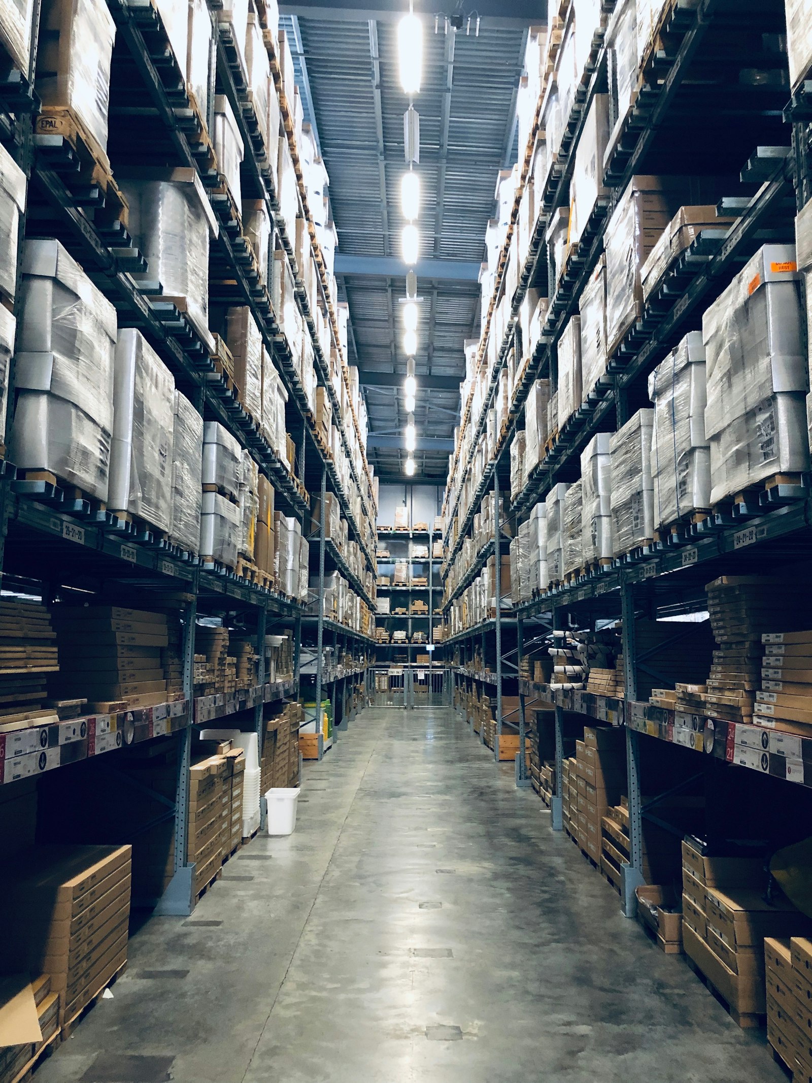 Team bei Zalando bespricht Arbeitsabläufe im Fulfillment-Center
